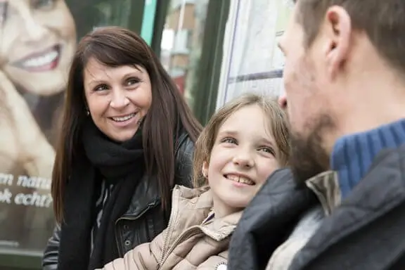 Familj som väntar på en buss