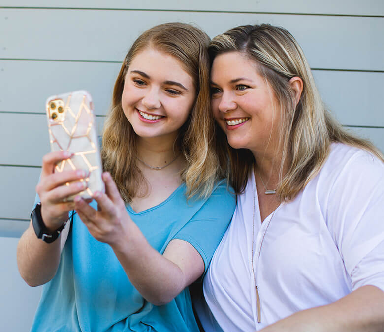 Eine Patientin mit VNS-Therapie macht ein Selfie mit ihrer Mutter